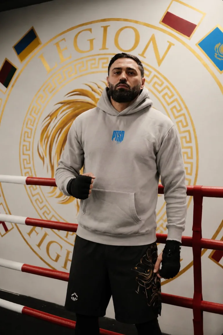 Artikus v boxerském ringu před znakem Legion Fighters