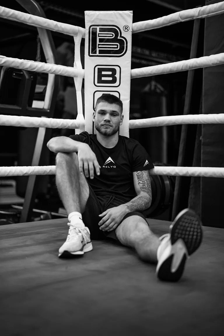 Profesionální boxer Erik Suchý v boxerském ringu v tričku RELYQ