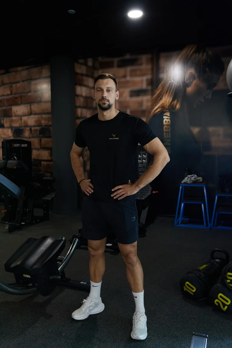 Fitness trenér Sergei Tymoshchuk v posilovně