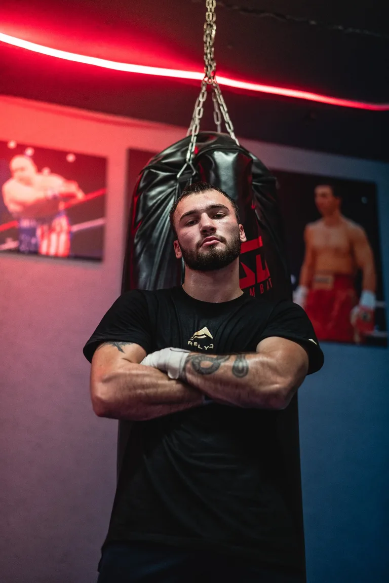 Boxer Šimon Barteček v tréninkovém prostředí v tričku RELYQ